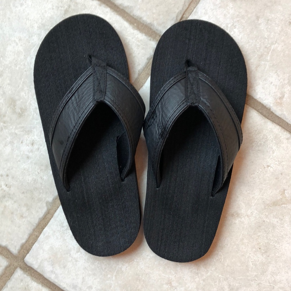 Basic Black flip flops